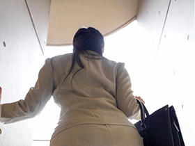 秘書がプリケツすぎて我慢できない!人妻であろうと関係なく社長命令と称して毎日中出し みひな サンプル動画サムネイル